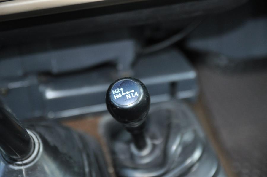 Детали интерьера Toyota Land Cruiser 60 (FJ60) 1984 года  (NA) (фото 158 из 251)
